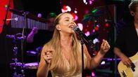 Emma Heesters doet haar nieuwe single Hartenbreker voor de eerste keer live