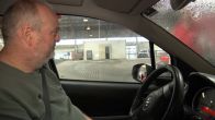 Gert is niet weg te slaan uit de wasstraat