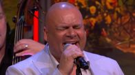 Sani van Mullem zingt 'Ik Heb Het Altijd Al Geweten' tijdens de commercialbreak van De Oranjezomer