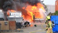 Boot, woonwagen en kermisattractie gaan in vlammen op bij brand in Delft