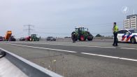 Demonstratiestoet met tractoren op A35 in Overijssel bij Almelo
