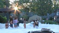 De loods verandert in één groot schuimfeest