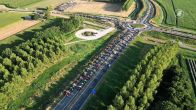 Boeren blokkeren N323 bij Beneden-Leeuwen met trekkers