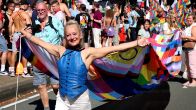 Duizenden mensen lopen door Amsterdam tijdens WorldPride March