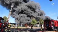 Grote rookwolk door enorme brand palletfabriek Lelystad
