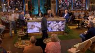 De Oranjezomer-gasten wisselen live in de uitzending van plaats: 'Belachelijk dat zij daar zit!'
