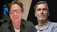 Presentator Johnny de Mol en analist Richard Witschge donderdag te zien bij duel Sion-Ajax op KIJK