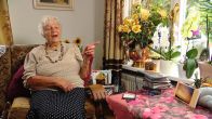 Truida (92) kreeg een knuffel van onbekende vrouw, even later is haar ketting weg