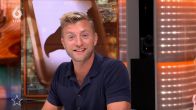 Jan Versteegh nodigt superfan Mart Hoogkamer uit in De Bondgenoten-loods