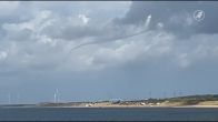 Waterhoos boven strand van Hellevoetsluis te zien