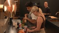 Sayf legt Lisanne het belang van 'peper en zout' uit