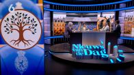 Mona Keijzer houdt een voet tussen de Kamerdeur