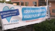 Zedendelinquenten keren terug naar huis: bewoners gaan in protest