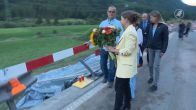 Ambassadeur legt bloemen op plek busongeluk Zwitserland