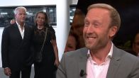 Raymond Mens lacht om opmerkelijke beelden van Dries Roelvink: ‘Kunnen we het nog één keer zien?’