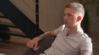 Ian moet afstand houden van Joshlyn: 'Geen intieme knuffels'