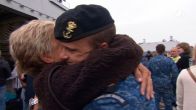 Na half jaar op zee wacht bemanning De Ruyter emotioneel weerzien met familie