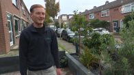 Tom (23) schrikt zich het leplazarus na ontmoeting met slang in voortuin