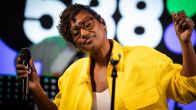 Edsilia Rombley trapt het weekend af met Gimme Gimme Gimme