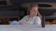 Délano spreekt Yvonne aan op haar rommel