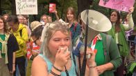 Dolle Mina's voeren actie voor abortuszorg bij Tweede Kamer