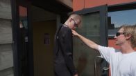 Tico worstelt met de Engelse instructie op zijn wetsuit