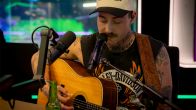 Douwe Bob zingt She Believes in Me bij Edwin Evers aan de desk
