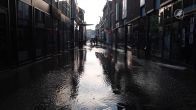 Waterleidingbreuk zet winkelstraat in Schiedam blank