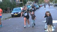 Anne rent Eindhovense Marathon met zuurstofmasker voor zoontje Joris