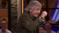 Johan Derksen springt uit zijn stoel en imiteert zijn vrouw: ‘Dat doet ze altijd!’