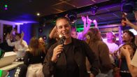 Fons Veurink maakt er 'feessie' van in de kroeg!