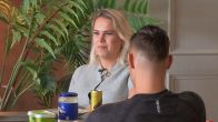 Lisanne is blij met haar nieuwe bondje... toch?