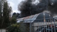 Grote brand bij Zoetermeerse autosloperij