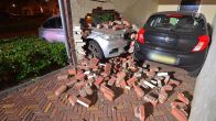 Auto rijdt dwars door muur van carport Heeze